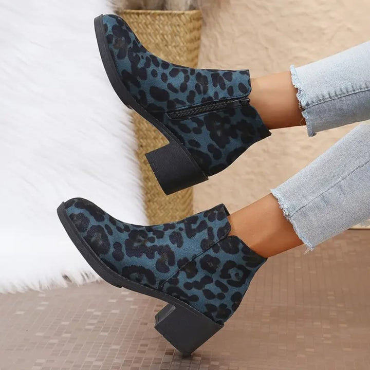 Klara - Trendy blå støvletter med leopardmønster til dame