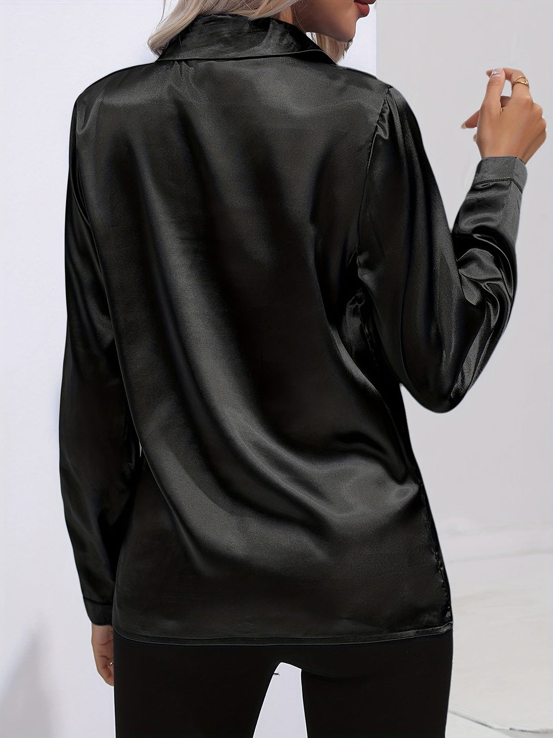 Klassisk Damebluse med Glatt Overflate – Elegant og Allsidig