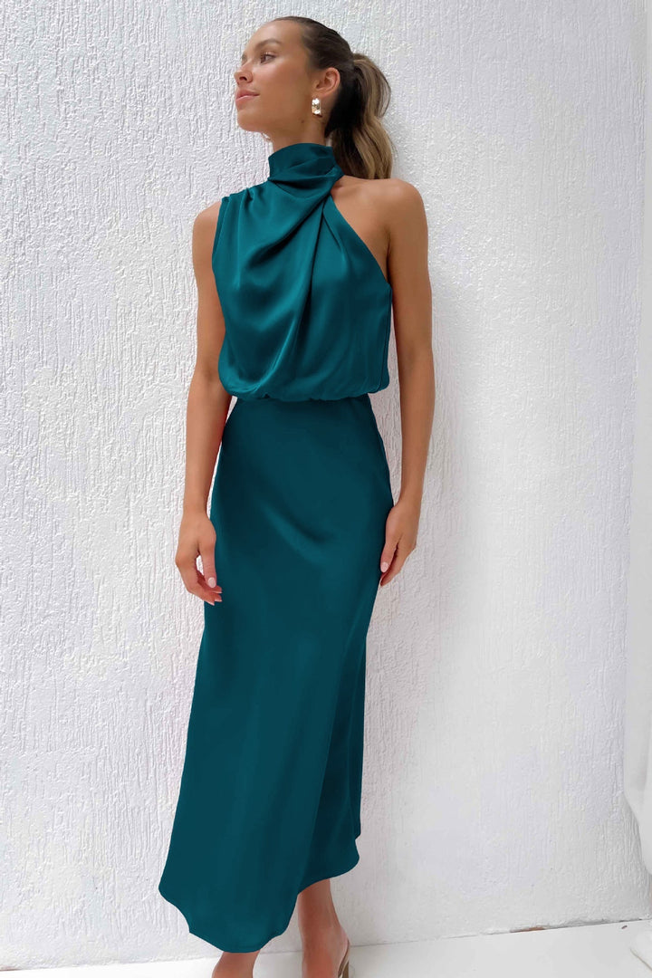 Elegant Lang Kjole for Kvinner med Høy Hals
