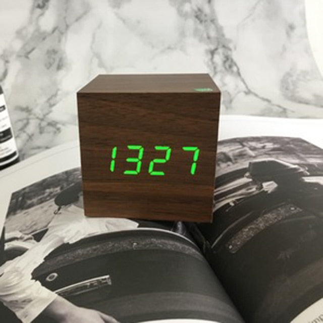 Digital Vekkerklokke med Stemmestyring og LED-Display