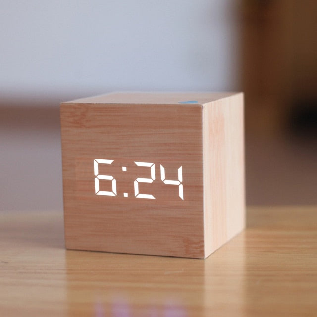 Minimalistisk digital vekkerklokke med LED-display