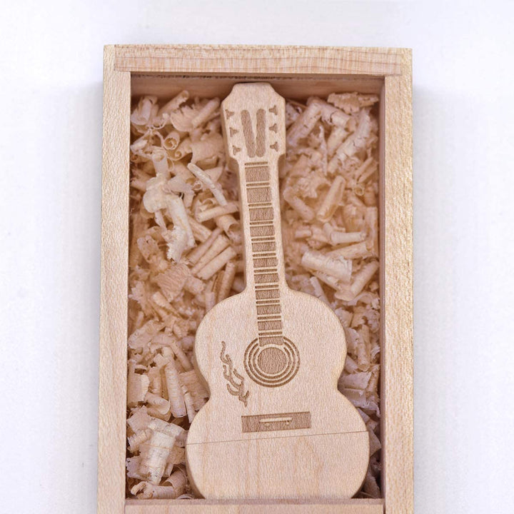 USB-minnepinne i tre gitarform